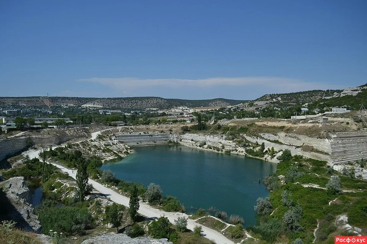 Бассейн в инкермане севастополь. Котлован инкерман. Парк в инкермане. Крепость каламита в инкермане карьер. Инкерман крым мемориал.