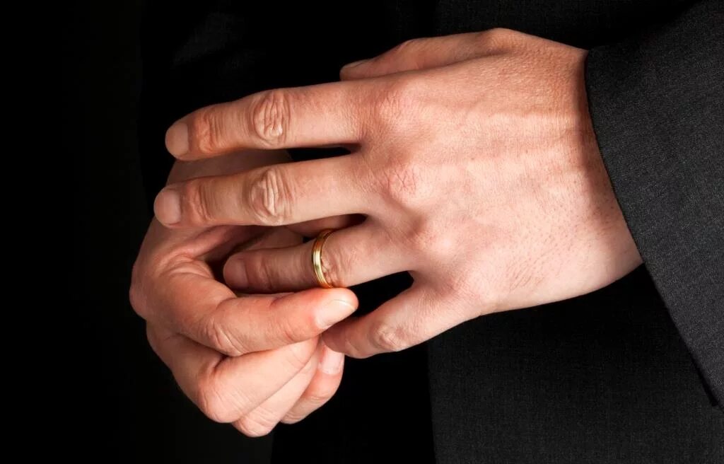 Муж обручальное кольцо. Мужские обручальные кольца на руке. Мужские пальцы. Красивые мужские пальцы. Красивые мужские пальцы рук.