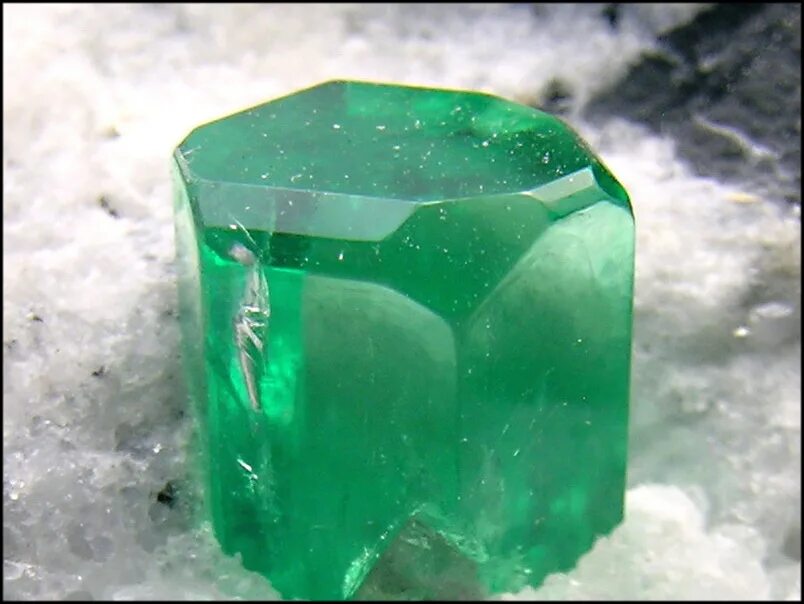 Самоцветы камни изумруд. Изумруд прозрачный. Изумруд турмалин берилл. Мятный берилл. Изумруд камень самородок.