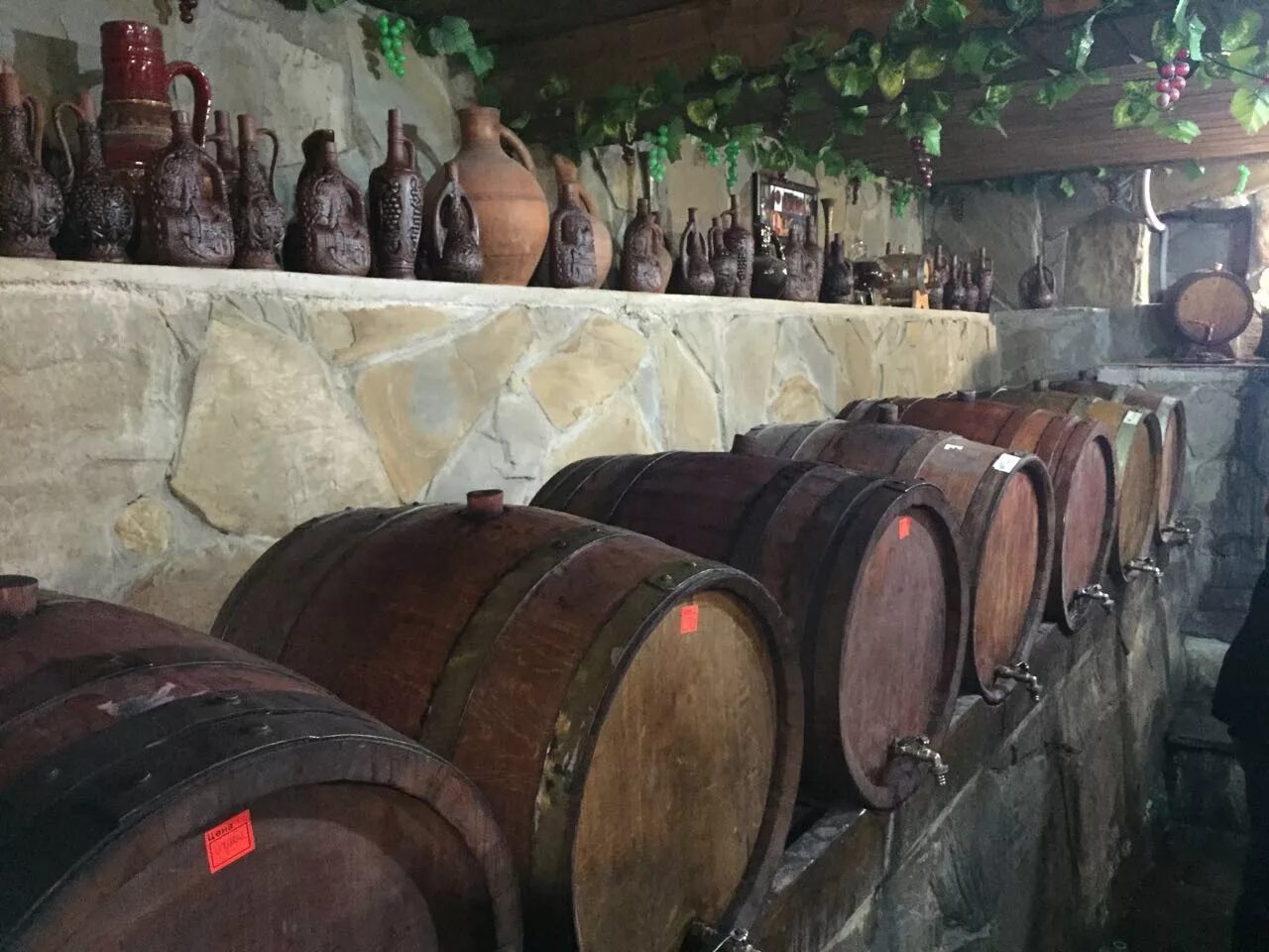 Купить вино в сочи. Винный погребок Бахус Абхазия Гагра. Винзавод Абхазии "винный дворик. Винный погреб Отырба Гагра Абхазия. Хуапская Долина винный погреб Абхазия.