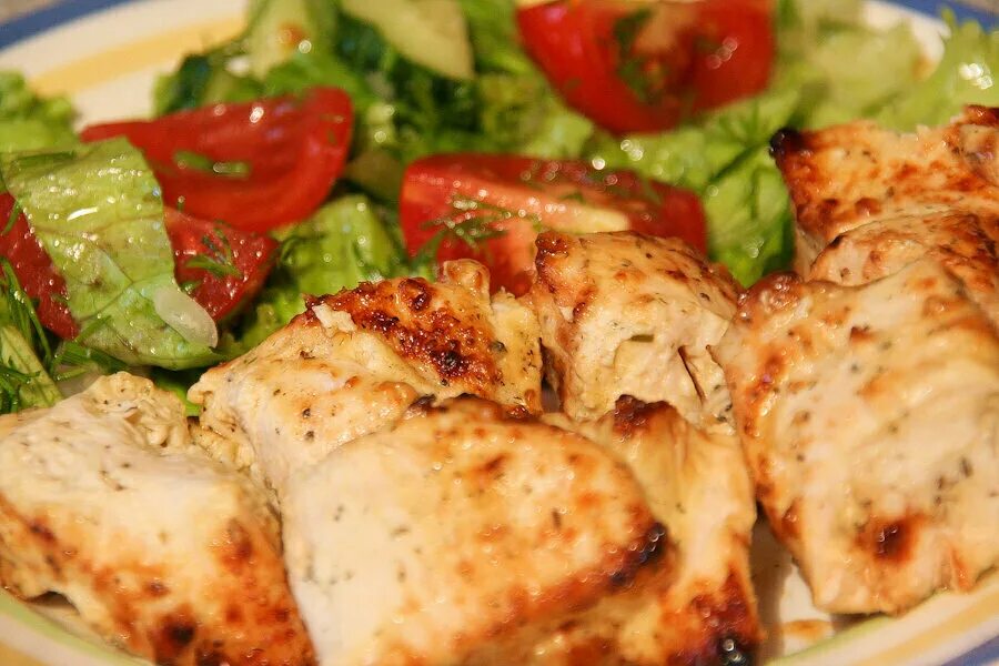 Гузки индейки шашлык. Куриная грудка на мангале. Шашлык из куриного филе. Куриная грудка на гриле. Куриная грудка на мангале.