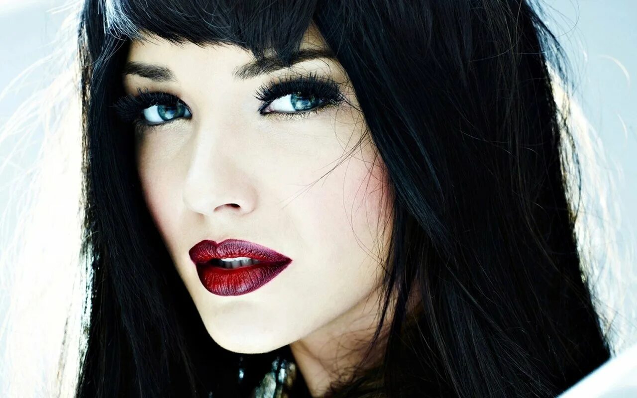 Девушка с помадой. Пышная прическа. Красивые женские губы. Красивые губы девушек. Девушка с маникюром.