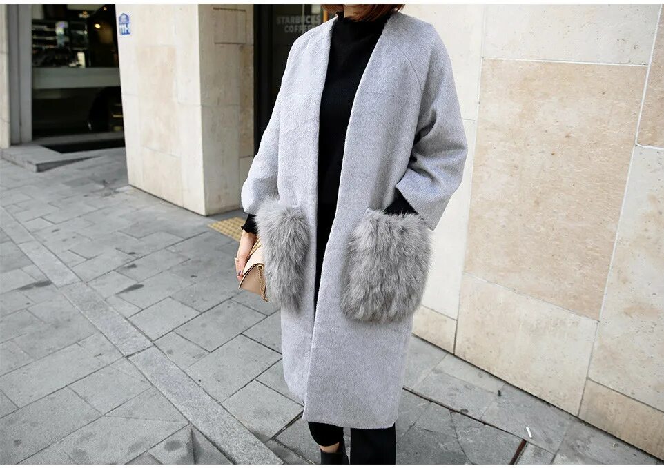 Пальто с мехом на карманах. Юбка с элементами меха. Серое пальто с мехом. Пальто женское с накладными карманами из меха. Пальто с накладными карманами из меха.