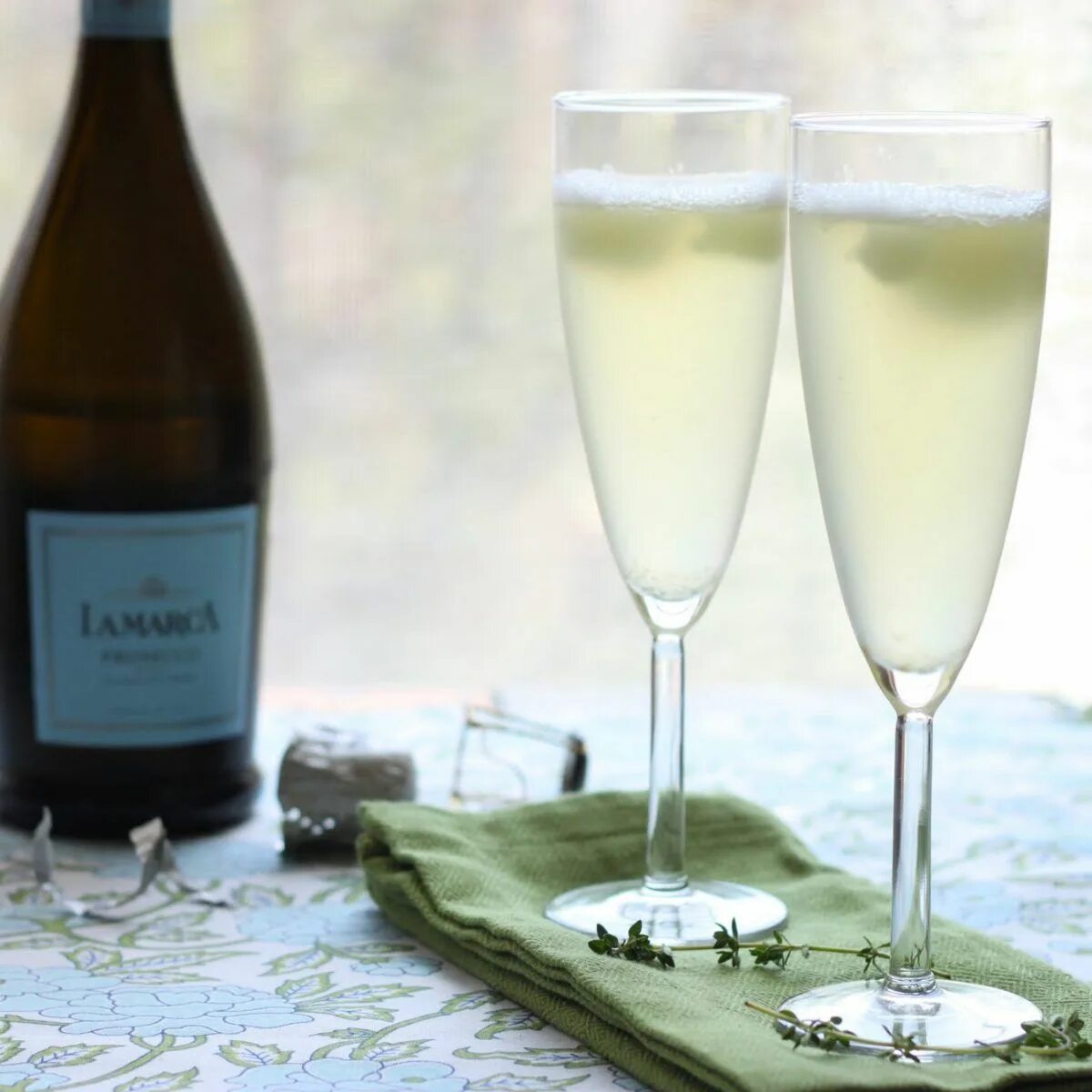 Просекко утром. Коктейль с просекко. sorbet prosecco. итальянский коктейль с просекко. cassis, prosecco коктейль.