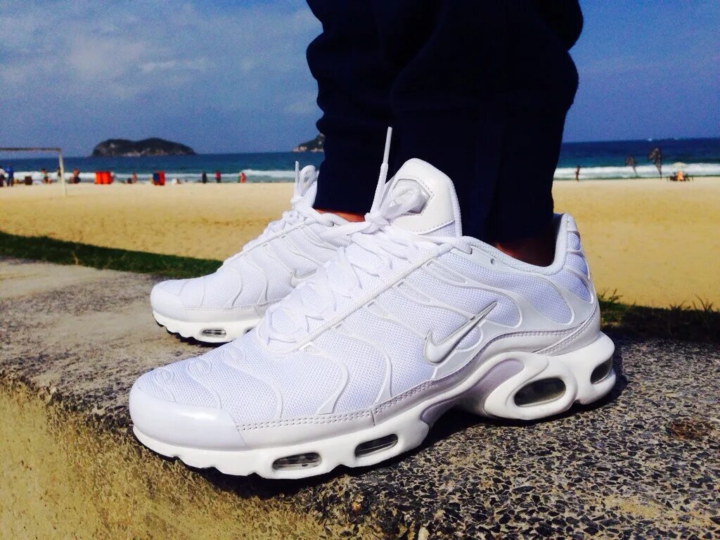 Тн белые. Nike Air Max TN Plus White. Nike Air Max TN White. Nike Air Max TN Plus белые. Nike TN Plus White.