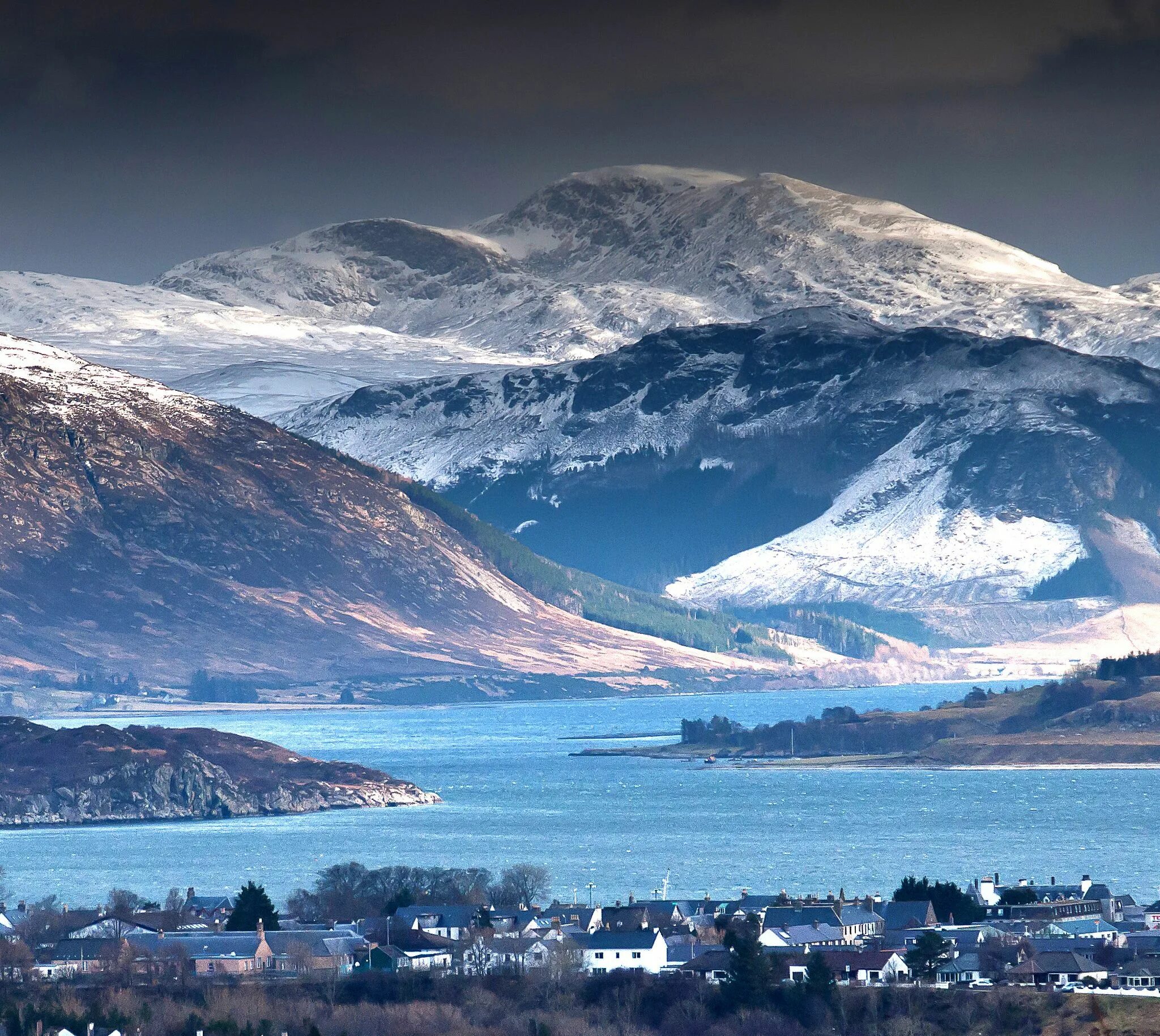 Over view. Ullapool Шотландия. Аллапул Шотландия фото. Горы Шотландии зимой. Шотландия горы зима.