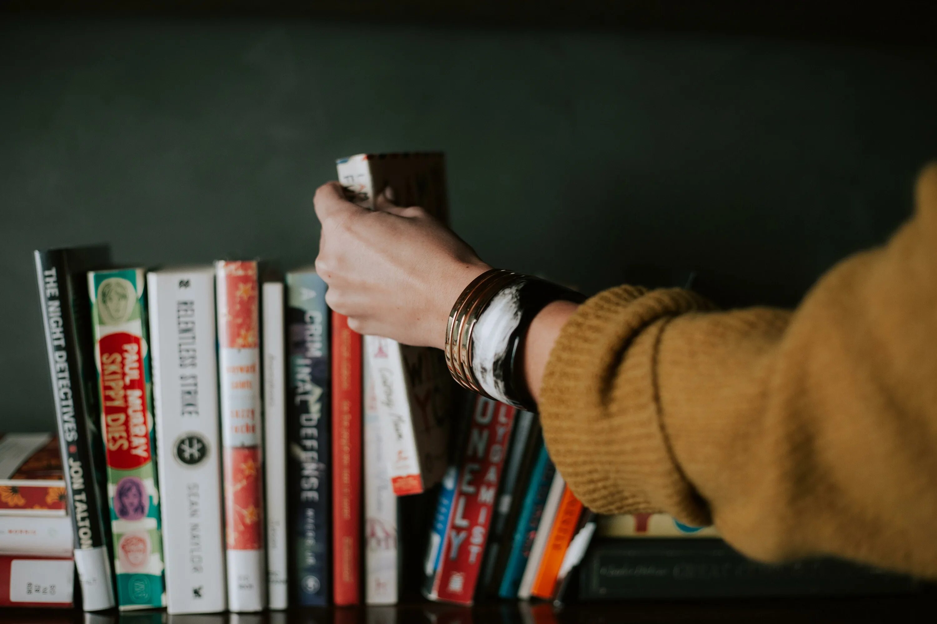 Выбор книга. Полка для книг. Стопка книг в руках. Подборка книг