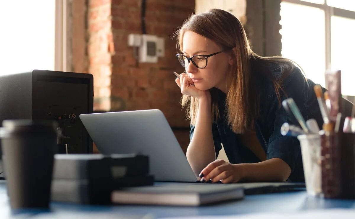 Очки в руках. Человек за компьютером. Фото программиста за работой. Фото рабочего стола программиста. Use glasses.