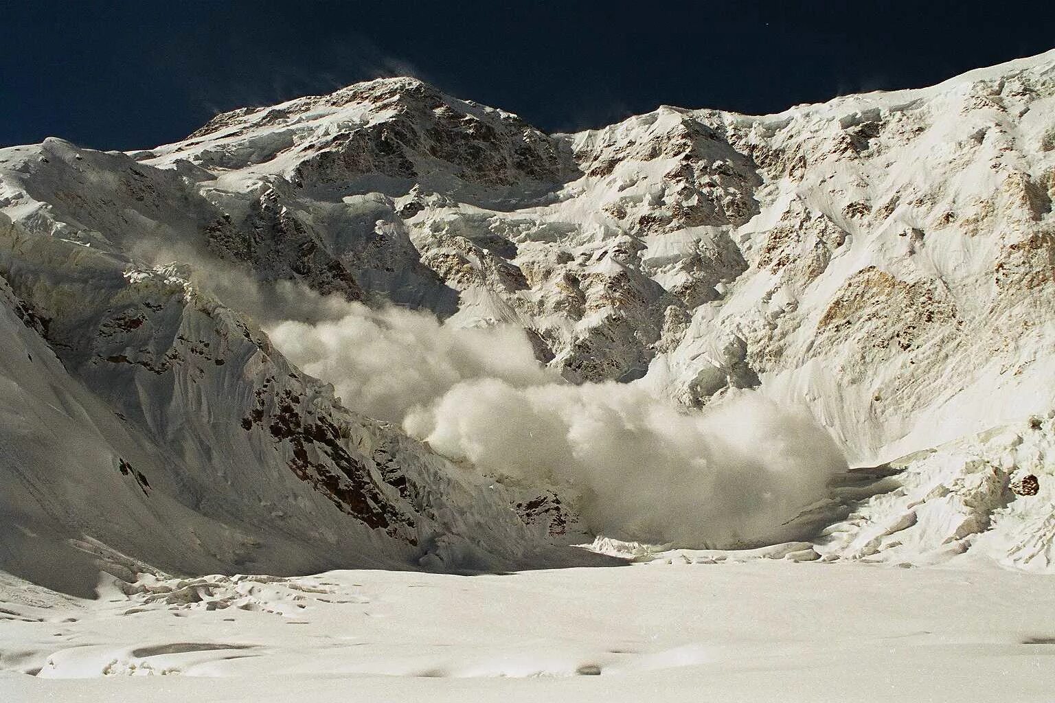обвалы сход лавин. оползни снежные лавины. сход снежных лавин. снежная лавина в швейцарии 1951. снежная лавина информация.