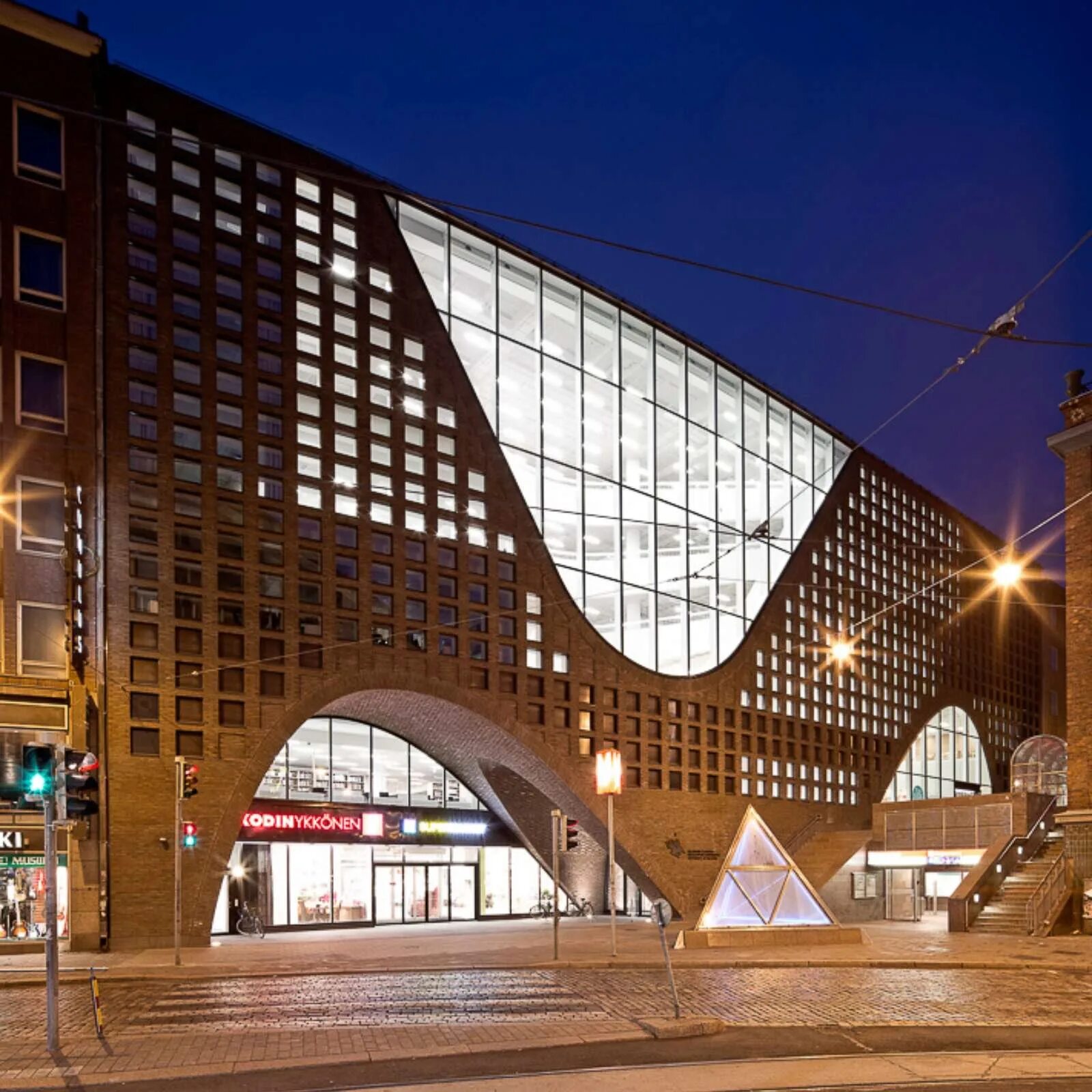 Важные здания в городе. Библиотека университета Хельсинки. Архитектура университет Хельсинки. Библиотека в Хельсинки архитектура. Хельсинки Финляндия архитектура.