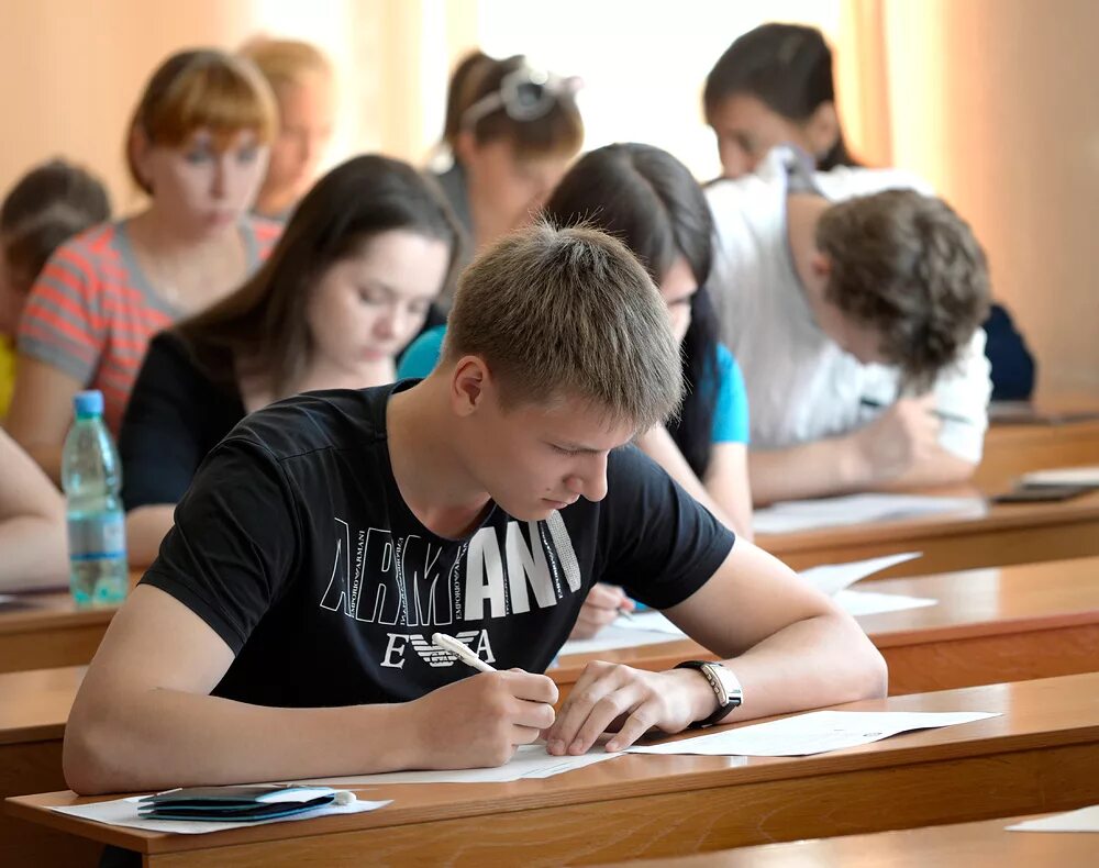 В каком вузе сдать егэ. Вступительные экзамены в вузы. Сдать вступительный экзамен. Вступительные испытания в вуз фото. Вступительные экзамены в АГУ Барнаул.