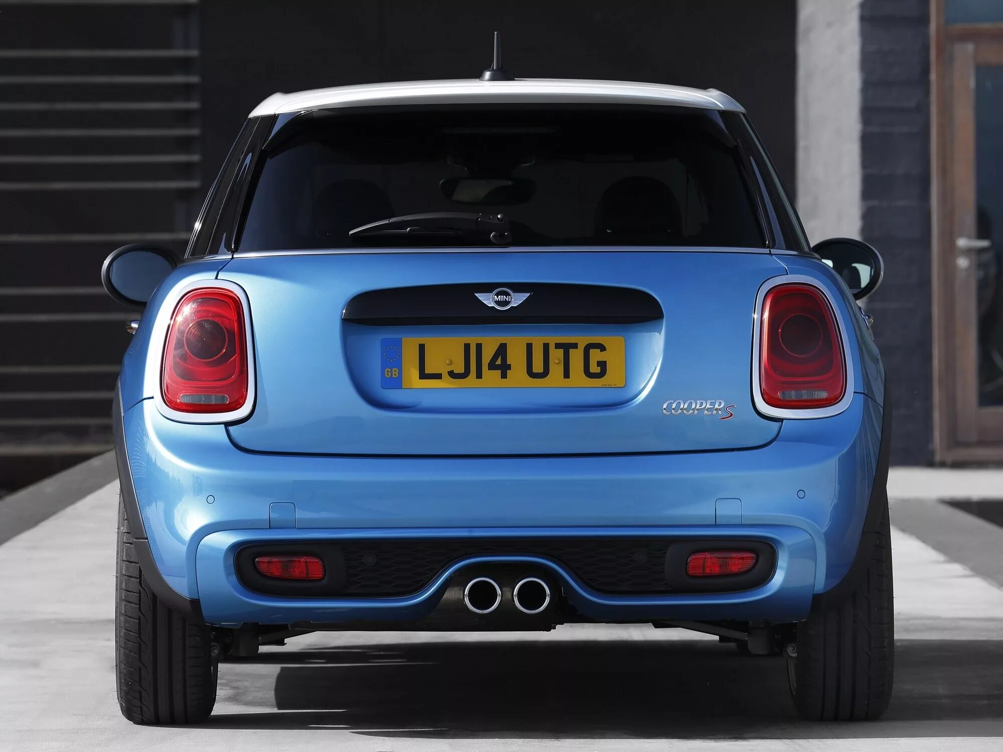 Мини купер хэтчбек 5 дверей. Кэл лайтман обмани меня. Женщина с астмой. R l l j i. Невербальные проявления лжи.