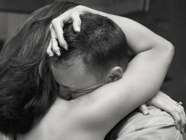 Прощальные объятия. Девушка сильно прижимается. Мужские объятия. Парень обнимает девушку. Обнимает девушку.