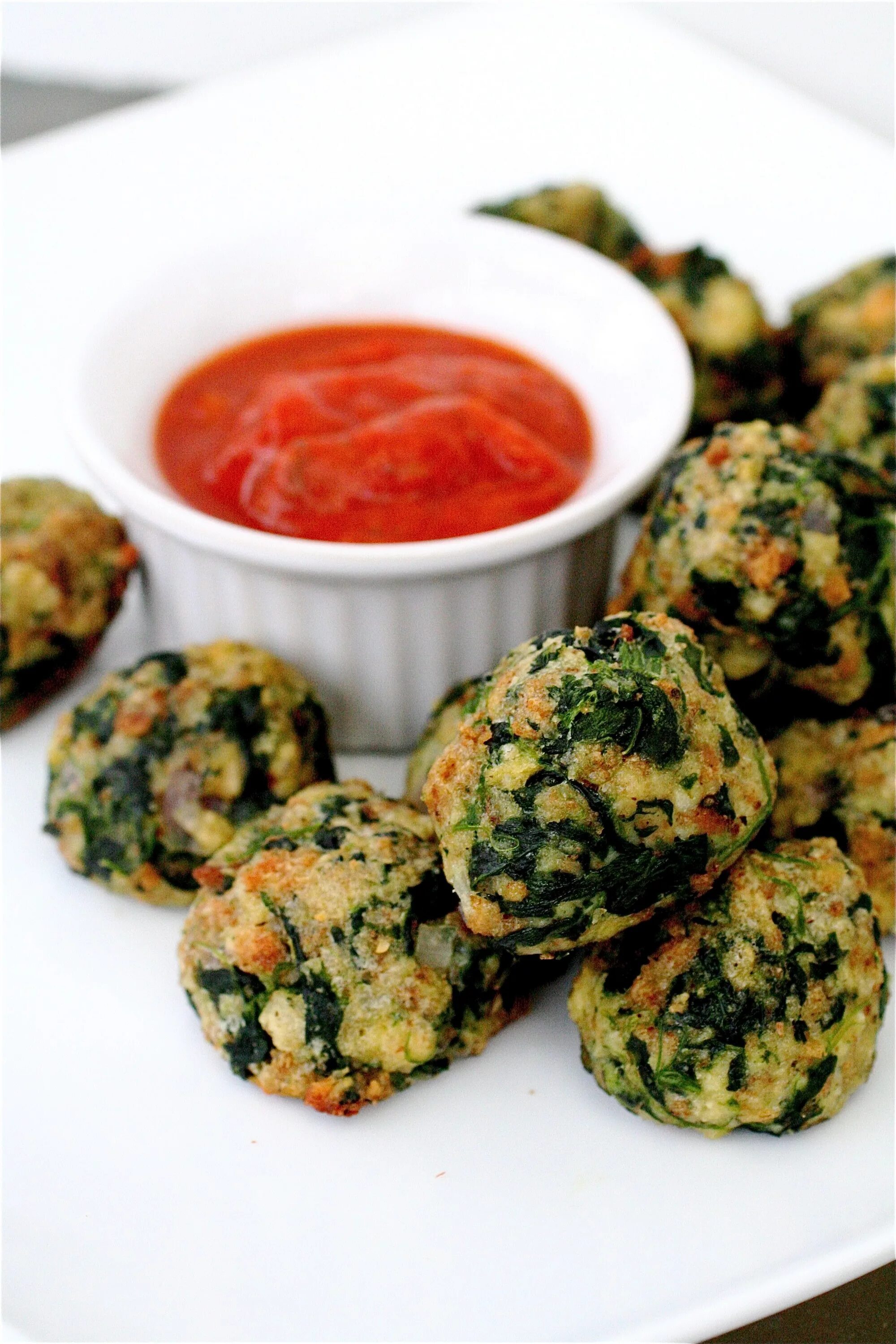 Рецепт острых закусок. Закуска с помидорами. Канапе фингер фуд. Закуска с печеным перцем. Канапе с салями.