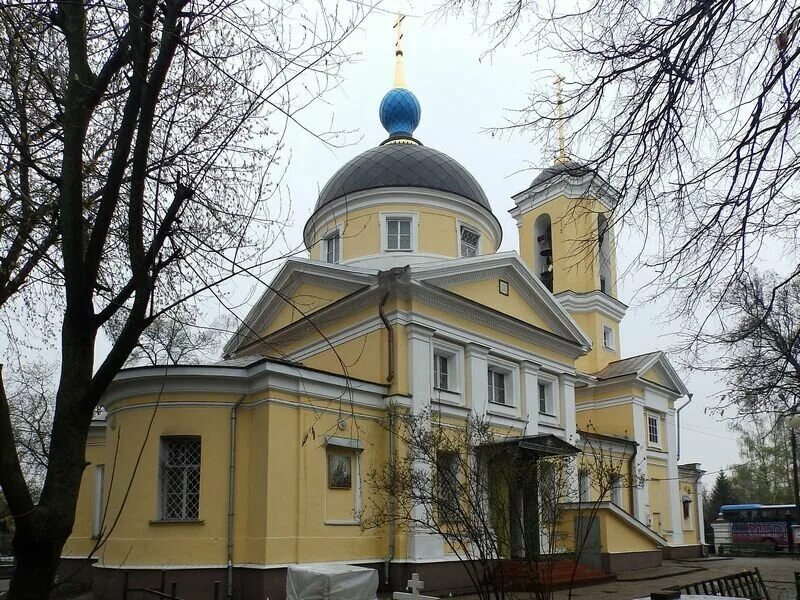 Церковь космы и дамиана королев. Храм косьмы и дамиана в болшево фото. Храм косьмы и дамиана в королеве. Церковь болшево. Церковь болшево.