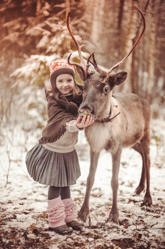 Мужики охотятся на девушек в костюмах оленей. Фотосессия с оленем. Фотосессия с северным оленем. Девушка олень. Детская фотосессия с оленем.