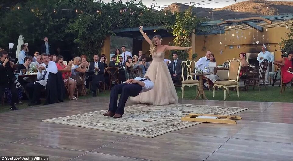 Танец жениха и невесты на свадьбе песни. Танец жениха и невесты. Свадебный танец смешной. Танец жениха и невесты на свадьбе. Четыре свадьбы.