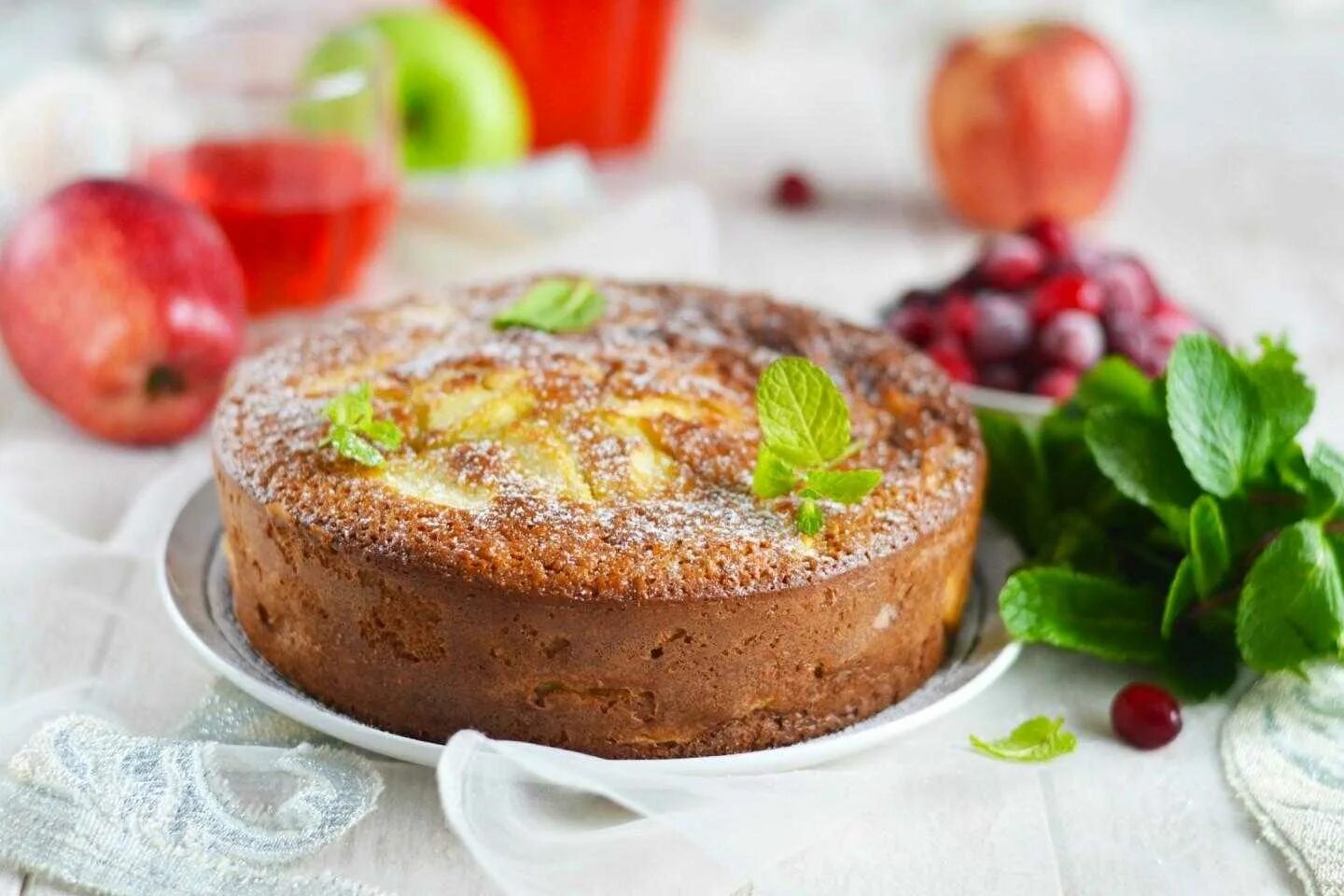 Вкуснейший пирог заливные яблоки. Заливной пирог с яблоками. заливной пирог с яблоками в духовке. пирог яблочный домашний заливной. заливной пирог с яблоками в духовке на молоке.