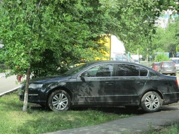 Штраф за парковку на газоне фото Жители всего Прикамья могут сообщать о незаконной парковке автомобилей на газона