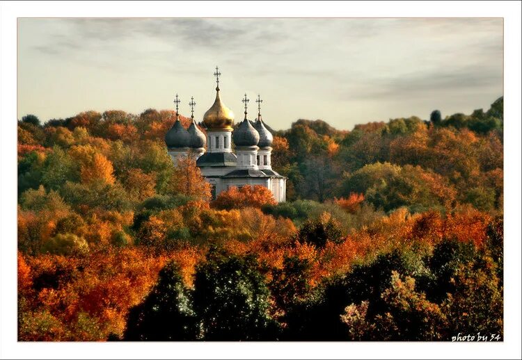 Осень звон. Пятиглавый храм в дубравах. Храм пятиглавый с колоколами в Дубраве. Среди Дубравы блестит крестами храм пятиглавый с колоколами. Храм осенью фото красивые.