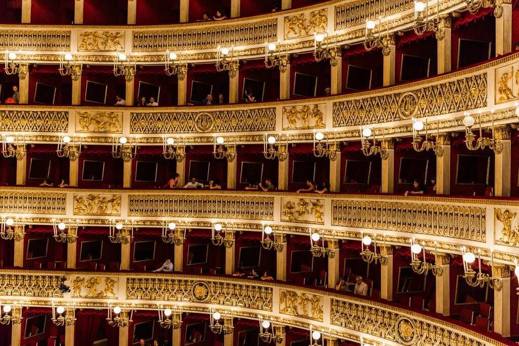 Всемирно известные театры. Оперный театр Сан-Карло. Театр Сан Карло Италия. Неаполитанский театр Сан Карло. Ла скала оперный театр.