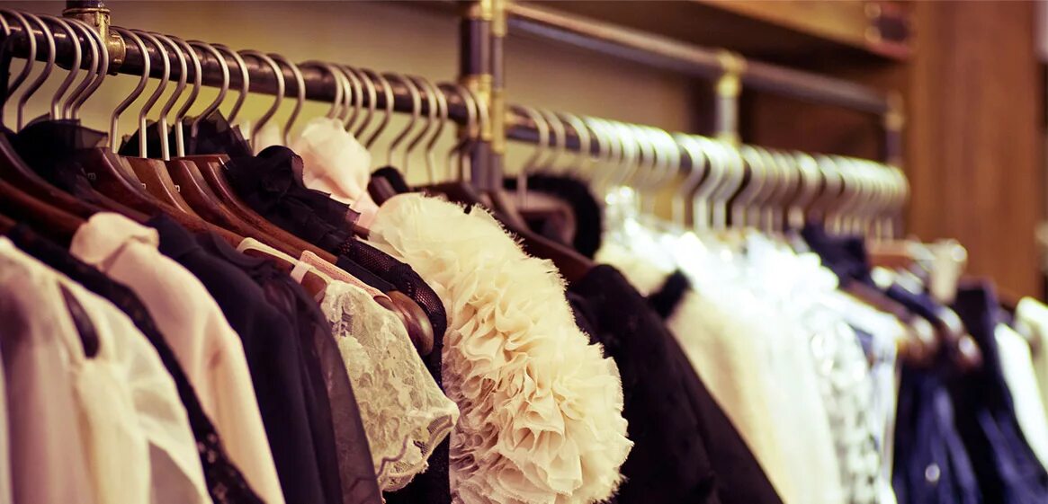 Продать дорогую одежду. Продавец и покупатель в магазине одежды. Красивая одежда. Продавец одежды. Консультант в бутике одежды.