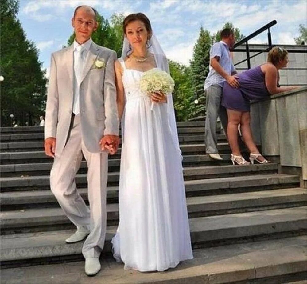 Глупый жениться. Прикольные Свадебные фотографии. Свадьба бомжей. Смешные фото со свадьбы. Фото невест прикольные.