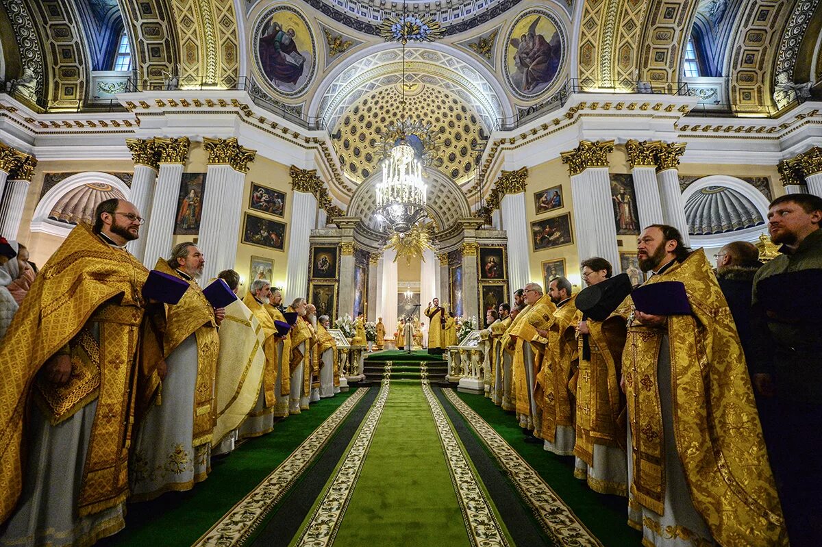 Служба в свято троицком храме. Литургия в Александро-Невской Лавре. Троицкий храм Александро-Невской Лавры служба. Александро Невская Лавра литургия. Служба в Троицком соборе в Александро в Невской Лавре.