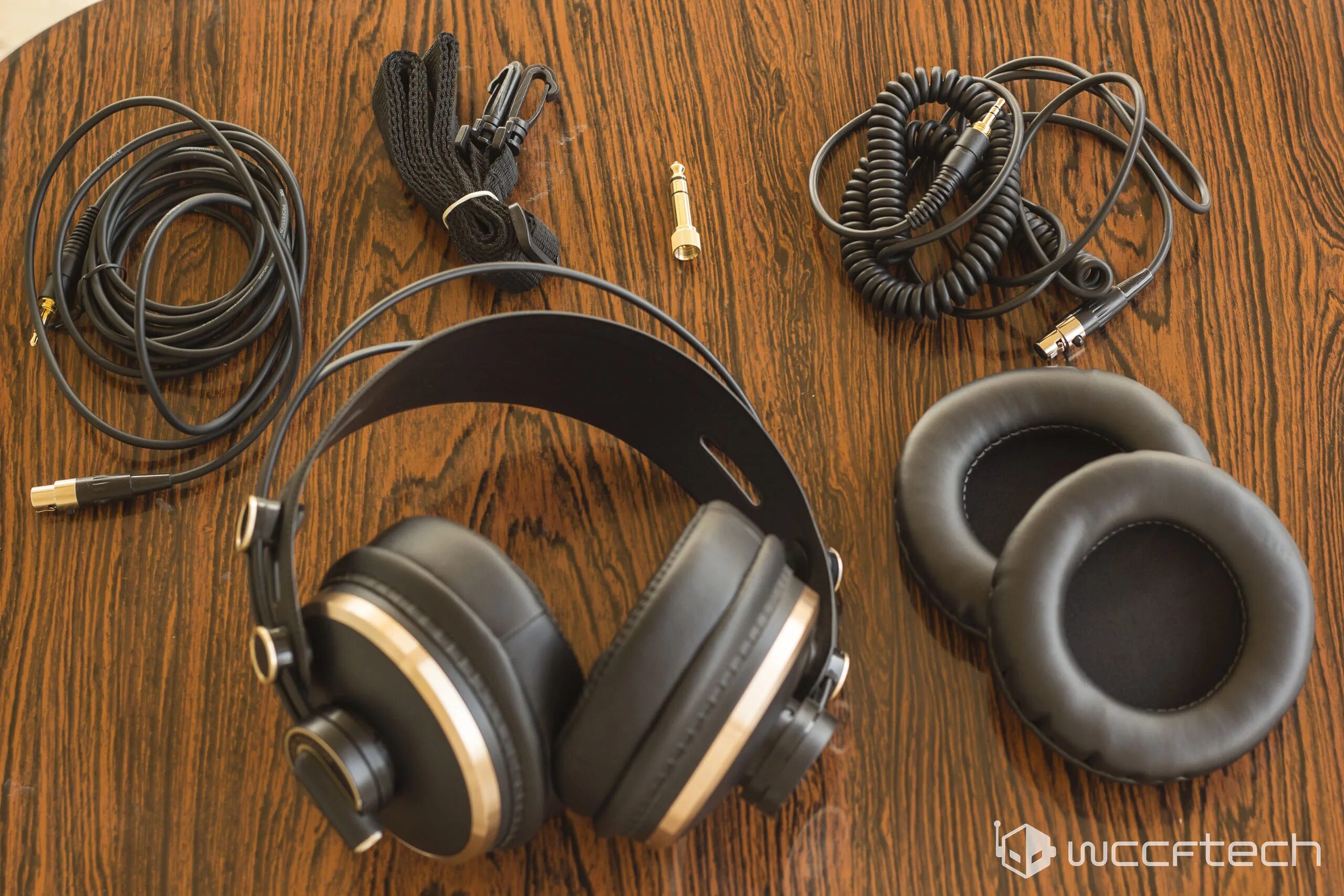 Небольшие накладные наушники. Лучшее позиционирование наушники. Наушники aiaiai tracks, white. Красивые наушники. Проводные и беспроводные наушники.