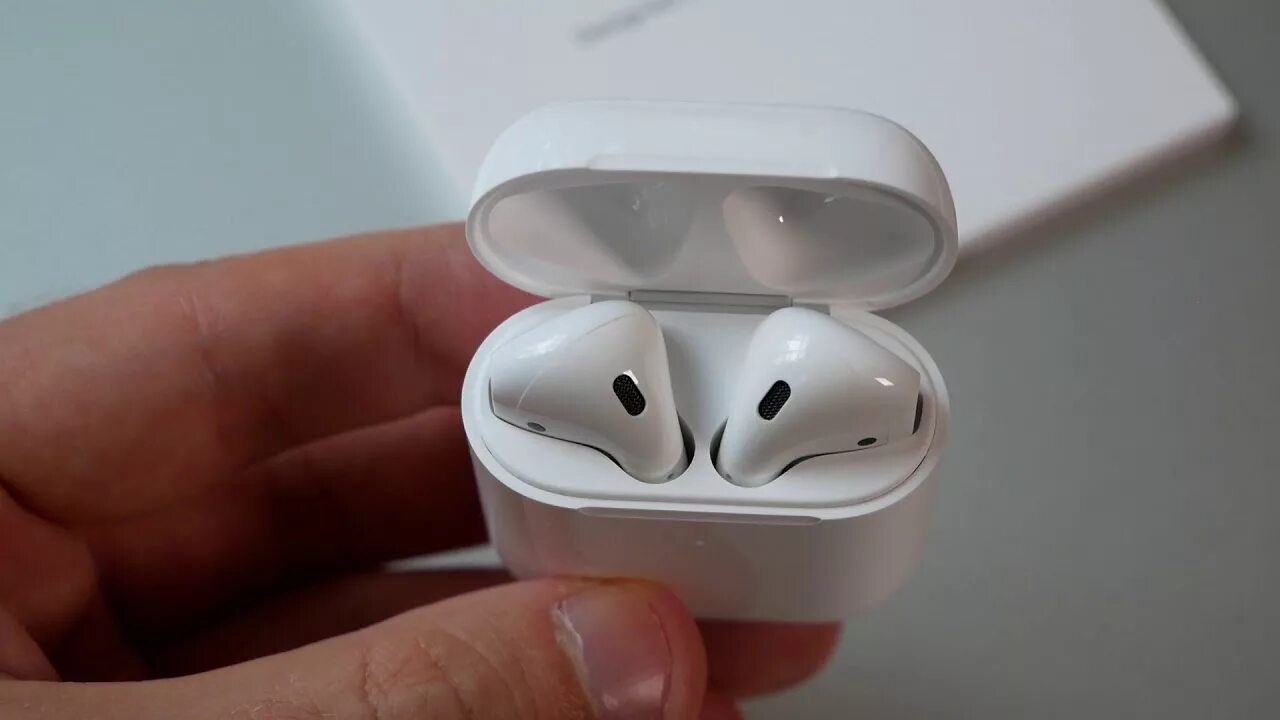 Airpods mv7n2 цены. Apple AIRPODS 2. Наушники Apple AIRPODS 2 with Charging Case. Apple AIRPODS 2.2. Беспроводные наушники Apple AIRPODS 2 С зарядным футляром mv7n2.