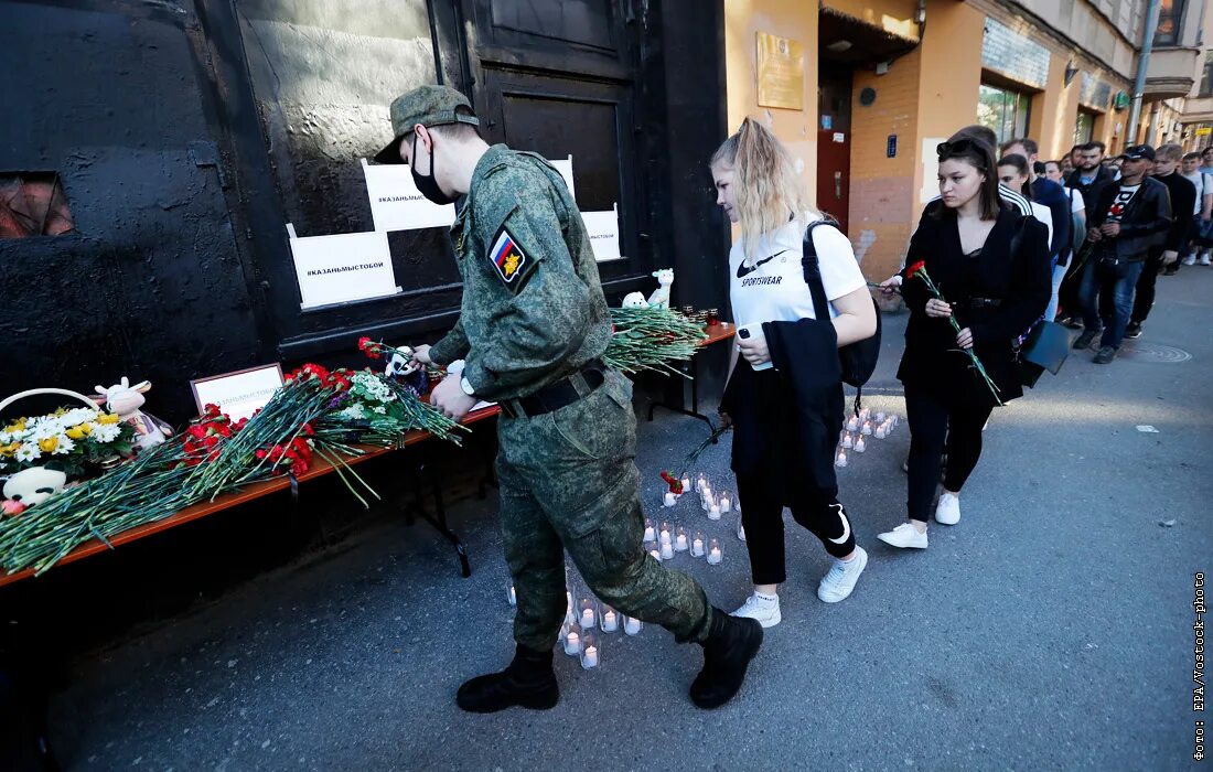 Сойти трагедия. Трагедия в казани в школе 11 мая жертвы. прощание. трагедия в санкт-петербурге. казань простилась с жертвами стрельбы в школе.
