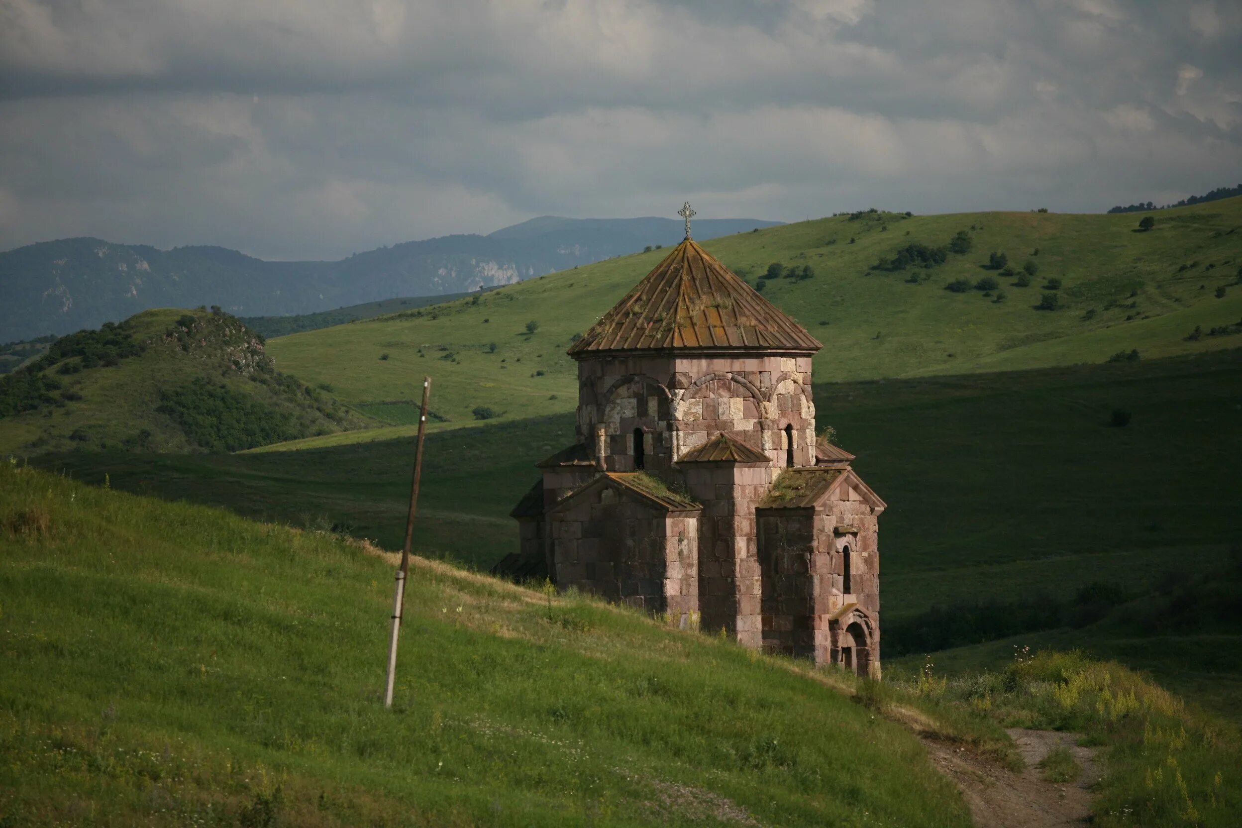 Тавушский район армения. Деревня Мовсес в Армении. Армения Церковь Ноемберян. Тавуш Армения. Церкви Армении Енокаван.