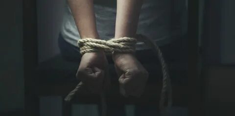 Женщинам связали руки за спиной