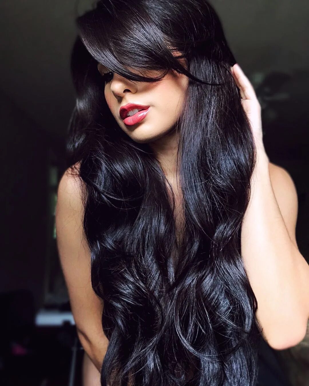 темные плотные волосы. длинные прямые волосы. длинные черные волосы эстетика. лесенка на черные волосы. темные плотные волосы.