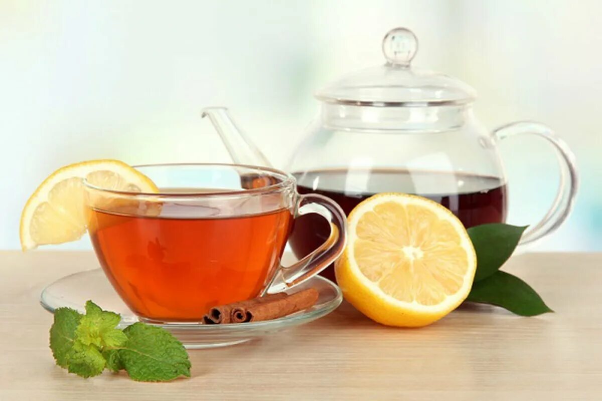 Выпить чаю лимоном. Чашка чая. Чай с лимоном. Чашка чая с лимоном. Лимон Чой.