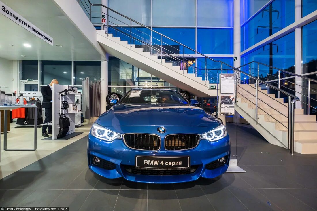 БМВ с235сс. M5 BMW Showroom. Автосалон БМВ. Машины в автосалоне БМВ. Купить авто бмв москва