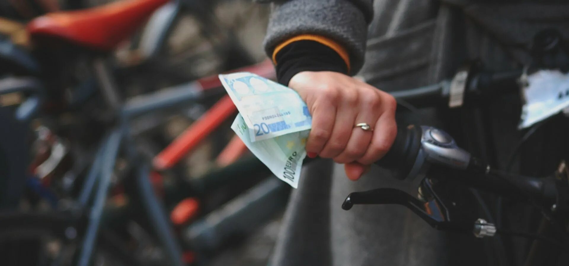 Money bike. Велосипед деньги. Деньги на велосипед пачка. Фото на налог на велосипеды. Человек деньги велосипед.