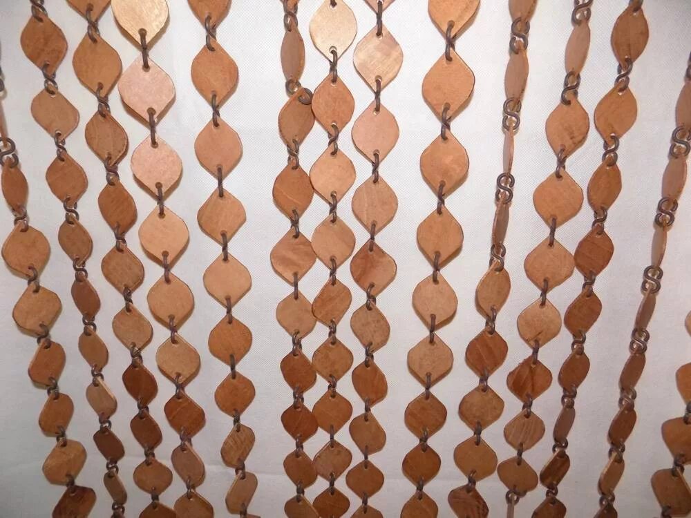 деревянные занавески на дверной проем. деревянные занавески. деревянные шторы на дверной проем. занавеска из деревяшек. шторы на двери и дверные проемы висюльки.