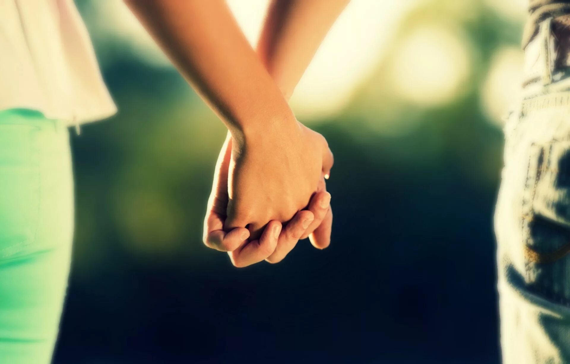 Вместе и в каждом отдельно. Руки влюбленных. Рука в руке. Влюбленные руки. Две руки влюбленных.