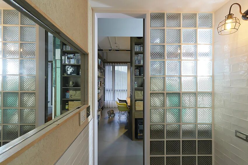 Блок стеклянных дверей. Перегородка из стеклоблоков в стиле лофт. Фрамуга лофт. Прозрачные перегородки для зонирования комнаты. Стеклянные блоки для перегородок.