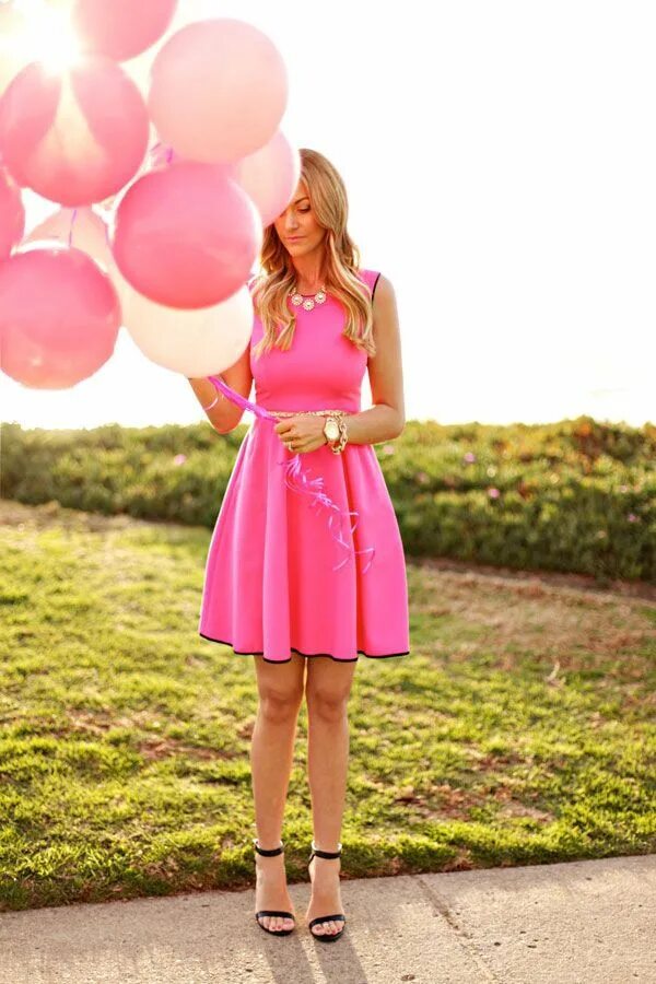 Платье розовое. Девушка в розовом платье. Яркое розовое платье. Образ с розовым платьем.