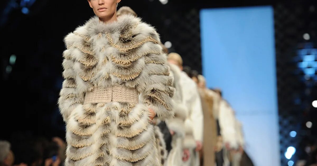 Самая тепла шуба. Шубы фенди лагерфельд. 2025 saint laurent шубы. подиум ermanno scervino. шуба из викуньи.