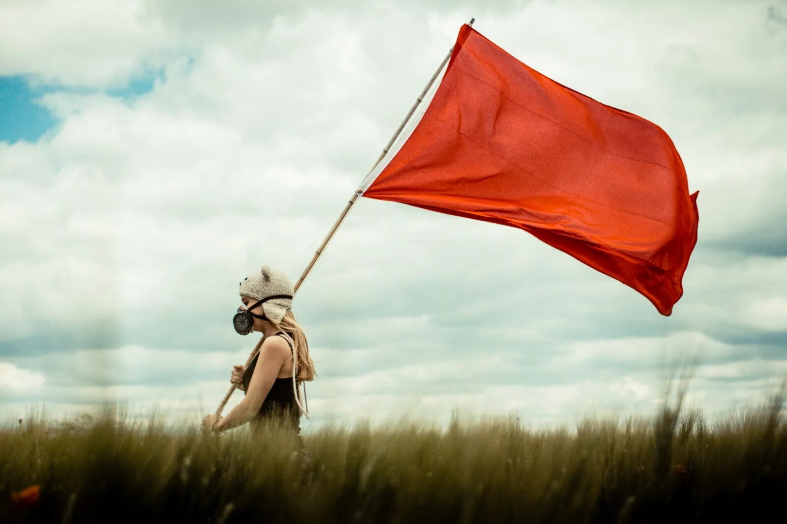 Флаг развевается на ветру. Флаг развевается на ветру. Флаг красного знамени. Флаг развевается на ветру. Развевающееся знамя.