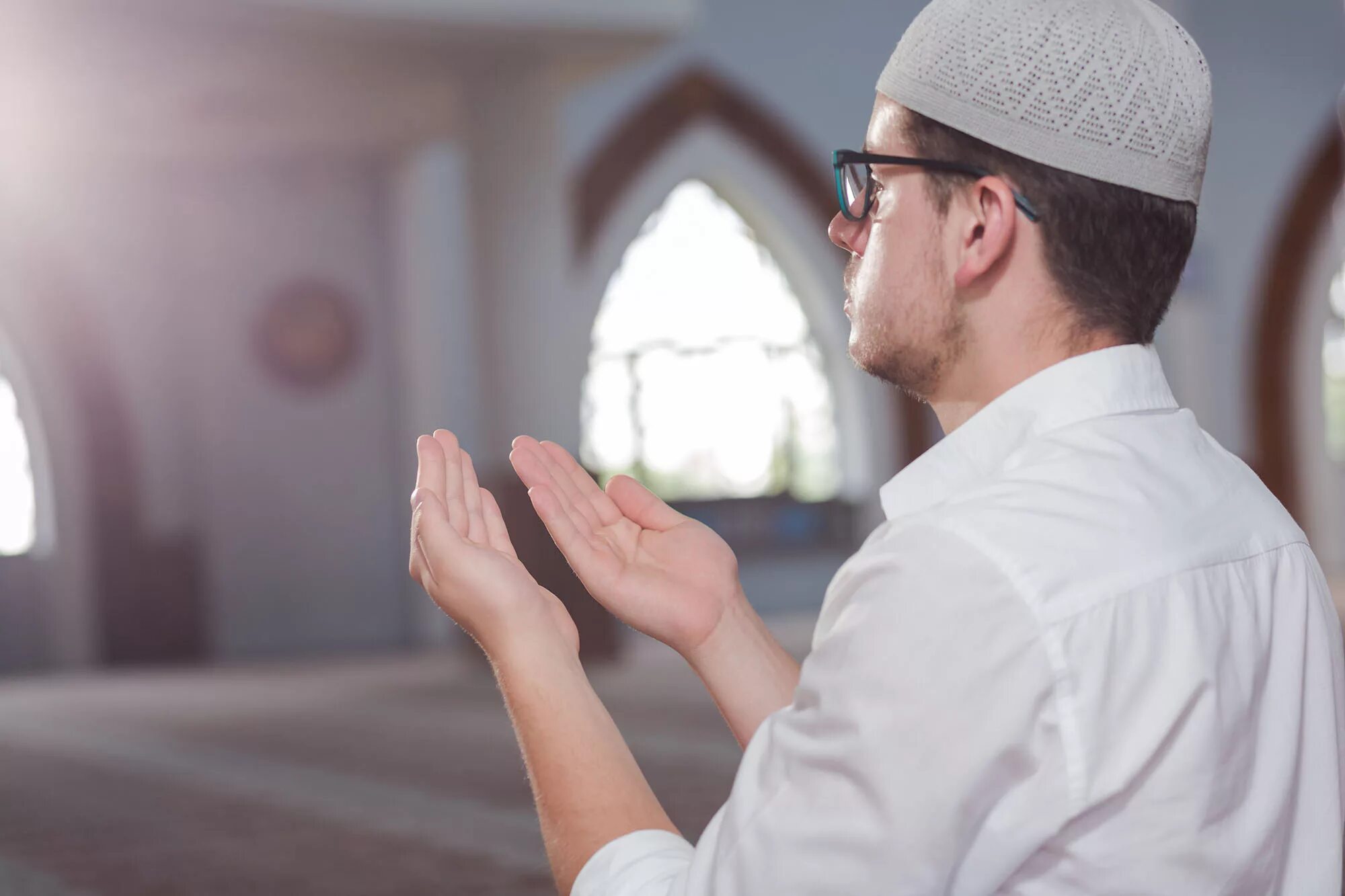 Мусульманин молится. Человек молится мусульманин. Молитва мусульман.
