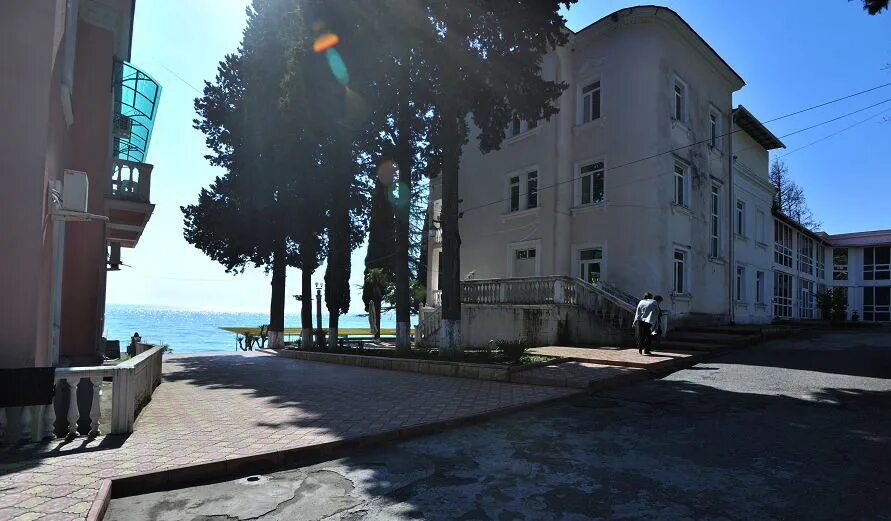Пансионат нарт гагра. Отель нарт абхазия гагра. Ардзинба абхазия гагра. Санаторий нарт гагра абхазия. Пансионат нарт гагра.