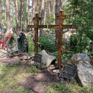 Крест на могиле священника