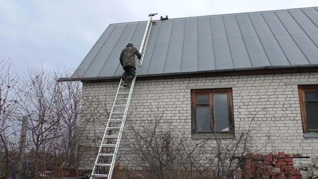 С крыши 2 купить. Лестница на крышу шифер. Лестница алюминиевая кровельная. Алюминиевая лестница для крыши. Лестница металлическая кровельная.