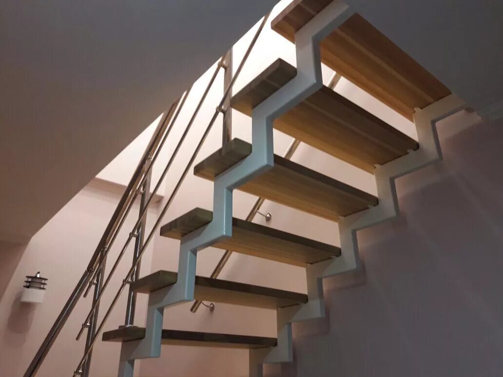 Ломаный косоур из профильной трубы. Лестница на металлокаркасе винтовая ступени металл. Мет. Ломаный косоур из профильной трубы. Ломаный косоур из профильной трубы.