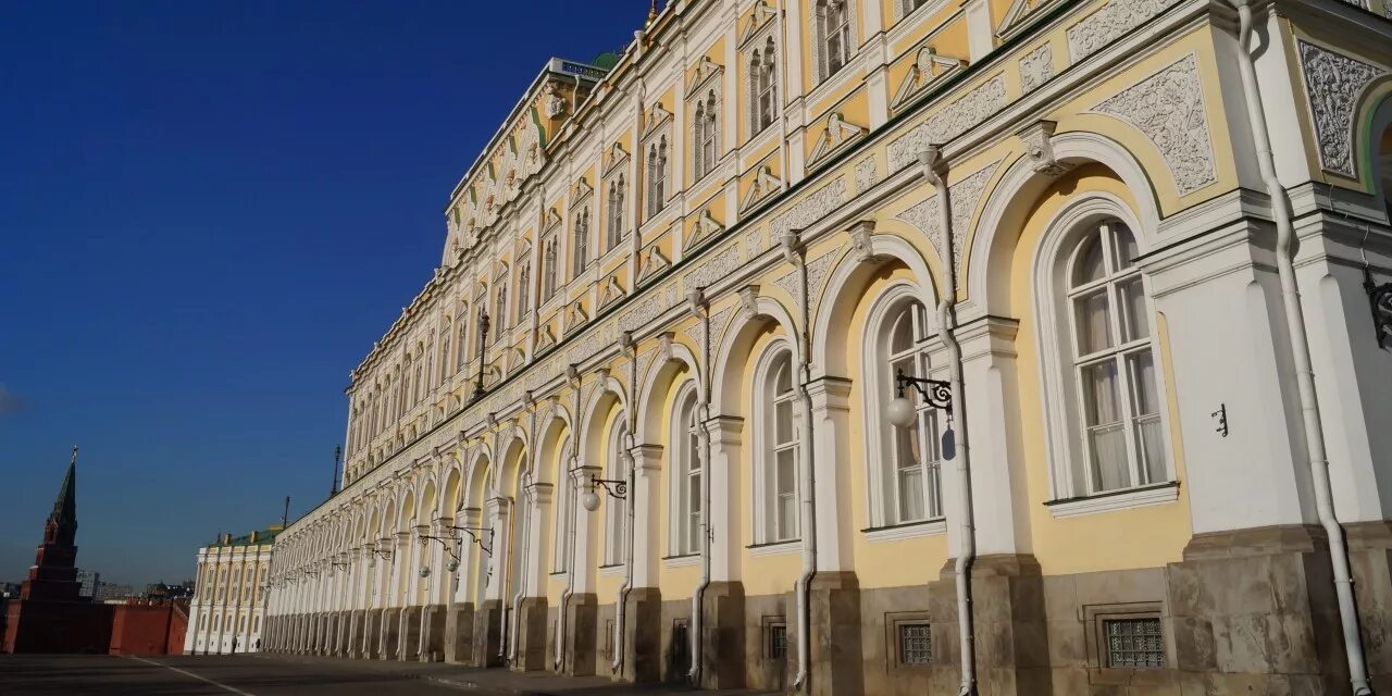 Оружейная палата Московского Кремля здание. Оружейная палата Московского Кремля Архитектор. Большой Кремлевский дворец и Оружейная палата. Оружейная палата тон Архитектор. Кремлевский стиль