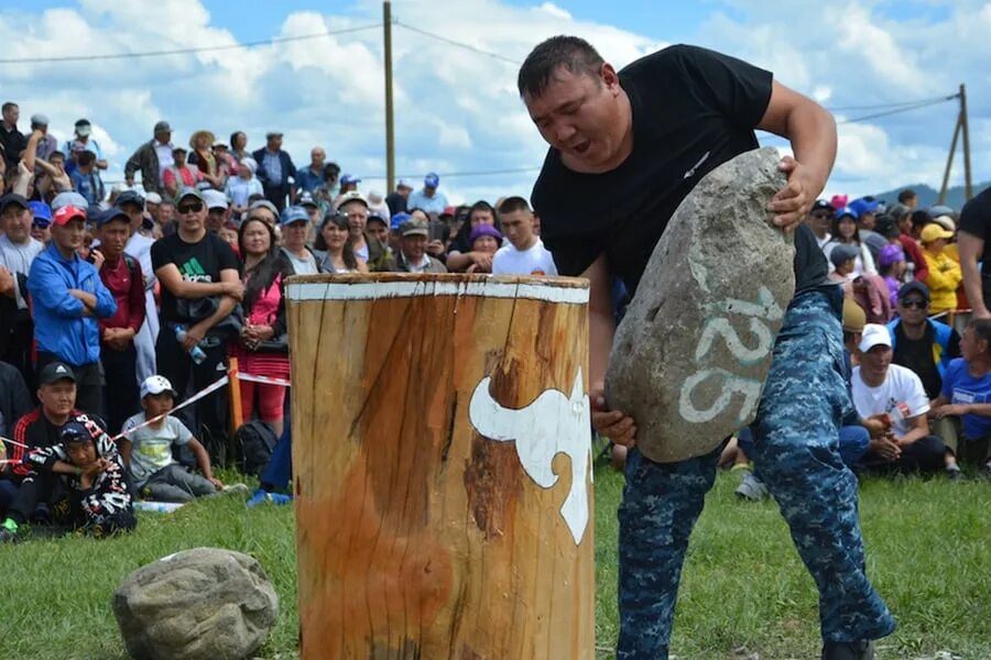 Поднятия камня. Кодурге таш. соревнования по поднятию камней. поднятие камня в туве. эл ойын республика алтай.